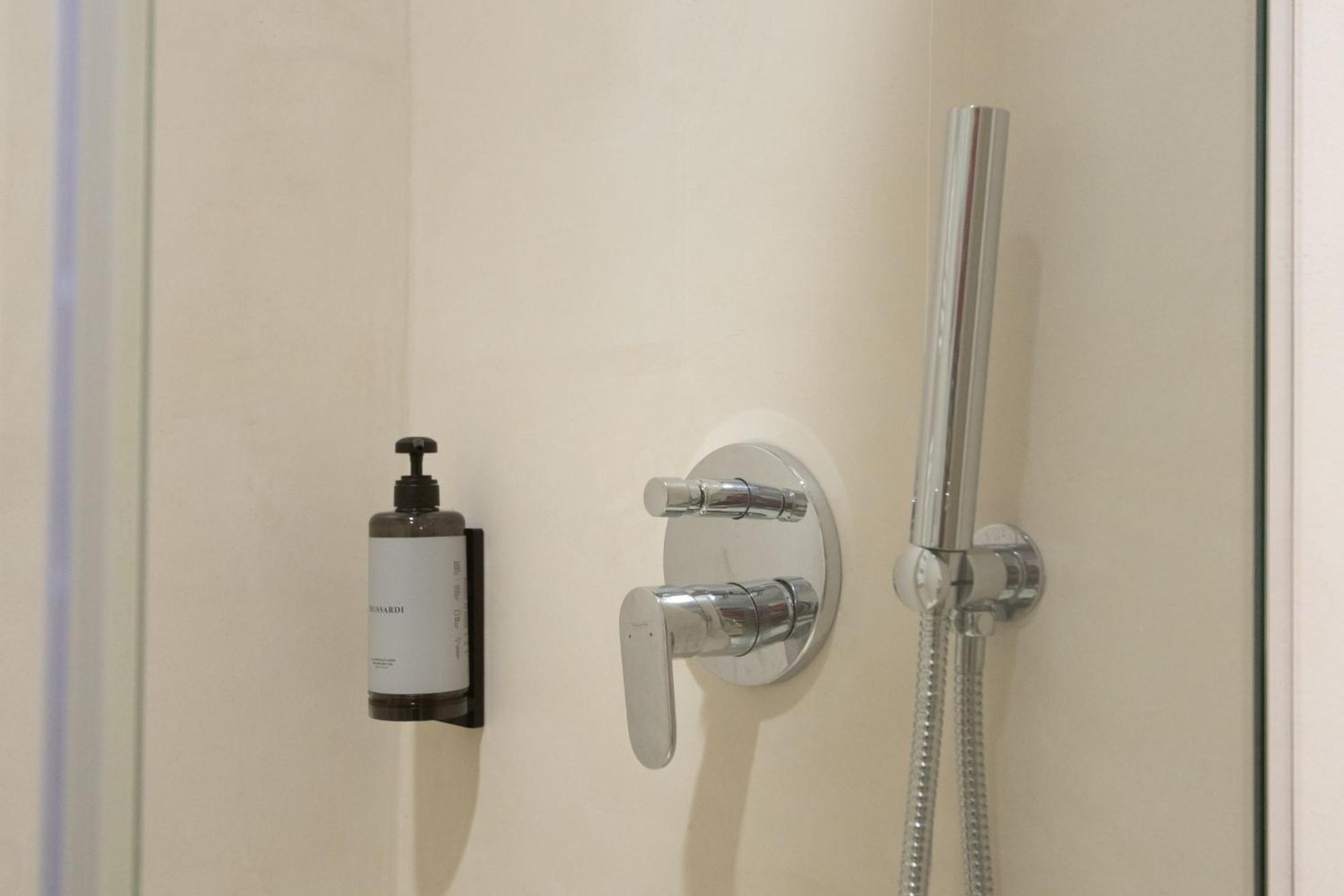 Camera Matrimoniale/Doppia con Letti Singoli con Bagno